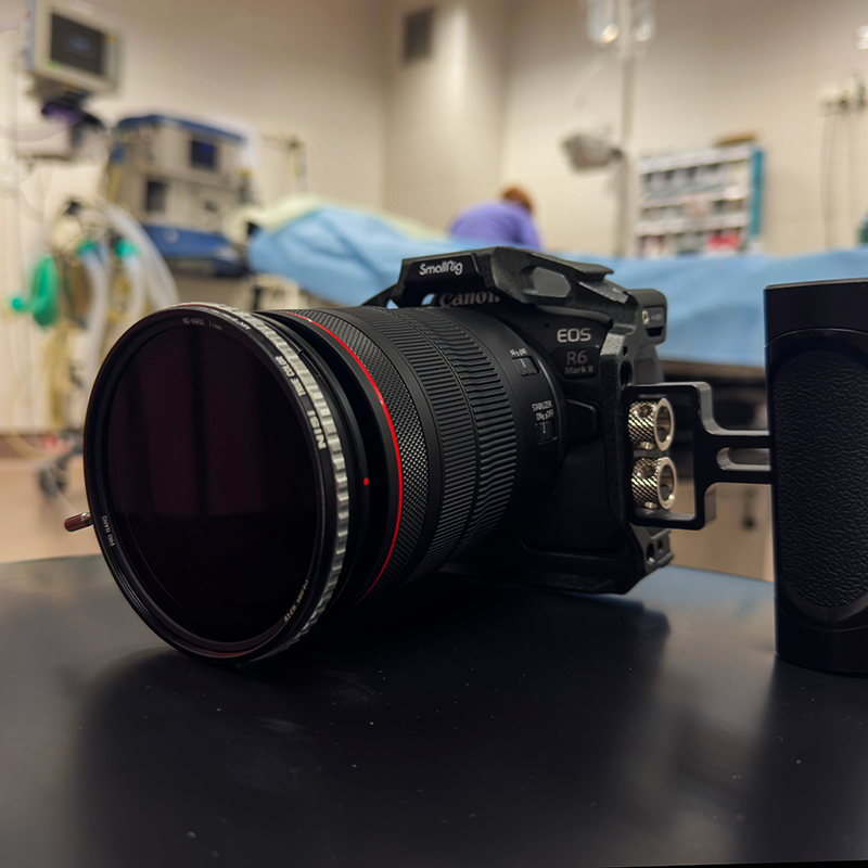Canon R6 Mark II na sali operacyjnej — realizacja content wideo dla kliniki PlusMed Kielce, Solvefilm Studio