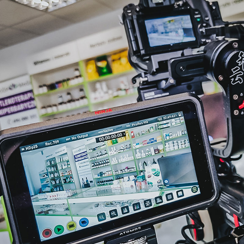 Kamera na planie produkcji wideo dla firmy — Solvefilm Studio, realizacja filmu reklamowego